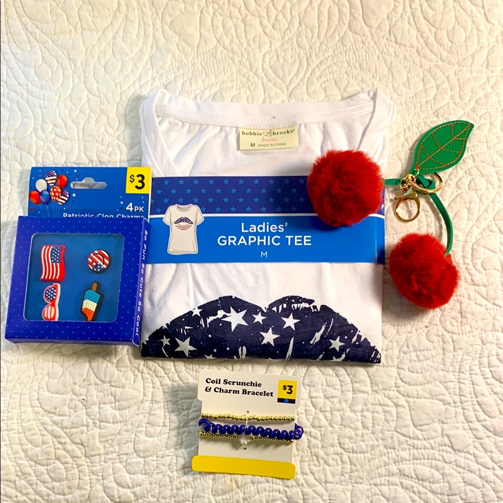 Patriotic 9 Pc kiss Me T-Shirt set Size Med NEW W-Shoe Charms scrunchies Keyring